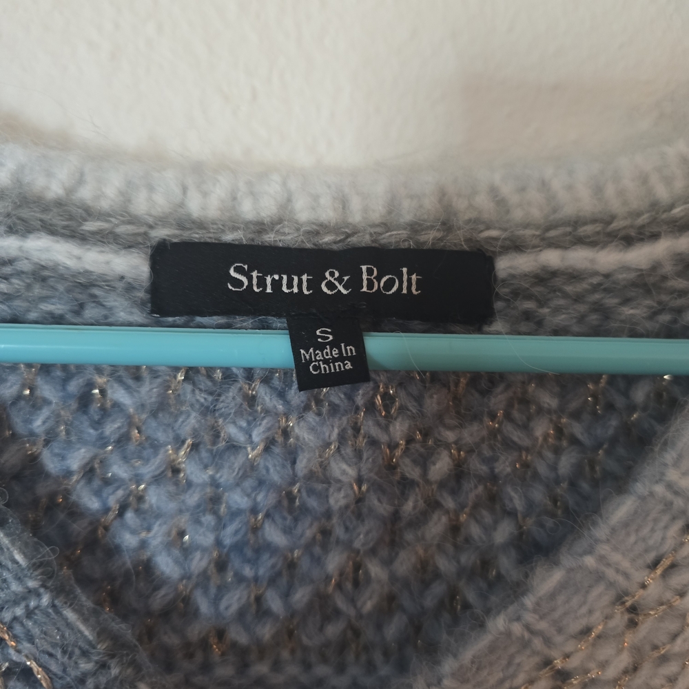 Strut & Bolt Ombre Winter Cozy Knit Sweater Blue Gray V-Neck New Size Small - Picture 2 of 5